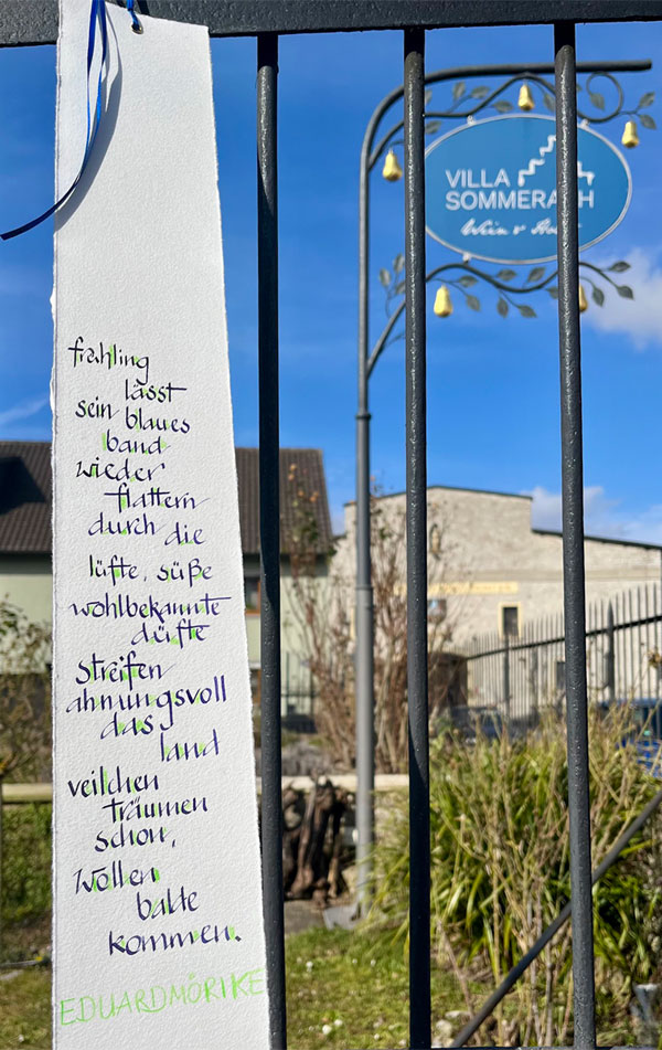 Mörike Gedicht hängt am Schmiedegitter der Villa Sommerach - Kalligraphie Andrea Schmadtke - Dortmund