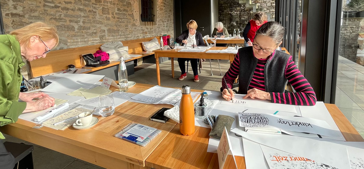 Frauen an Tischen beim Kalligraphieren. Kalligraphie Andrea Schmadtke - Dortmund